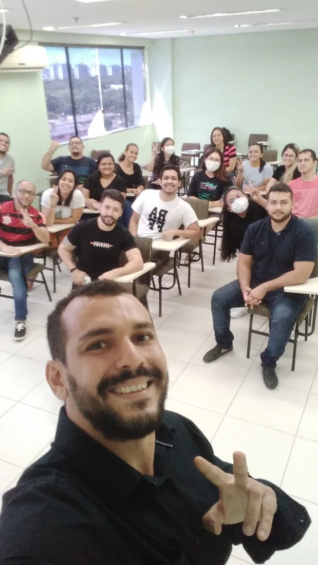 Allan Felipe com participantes de uma turma presencial anterior da Fluxo Digital